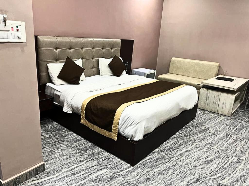 Postel nebo postele na pokoji v ubytování Hotel Hirapanna