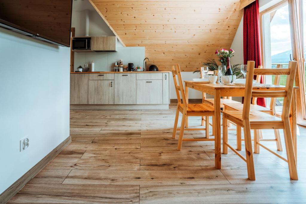 Kuchyňa alebo kuchynka v ubytovaní Apartamenty Widok Tatr