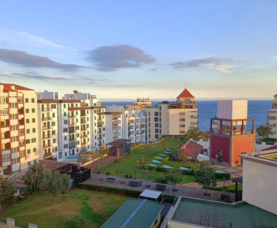 una vista aérea de una ciudad con edificios en Sea View Apartment, en Funchal