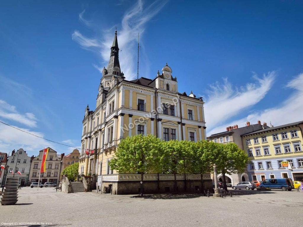 un grand bâtiment avec une tour en haut dans l'établissement Apartament artystyczny w rynku., à Lądek-Zdrój