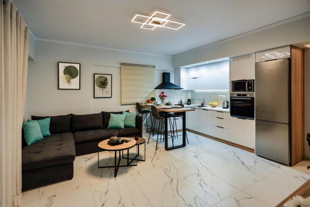 a living room with a couch and a kitchen at Casa di Vila in Rethymno