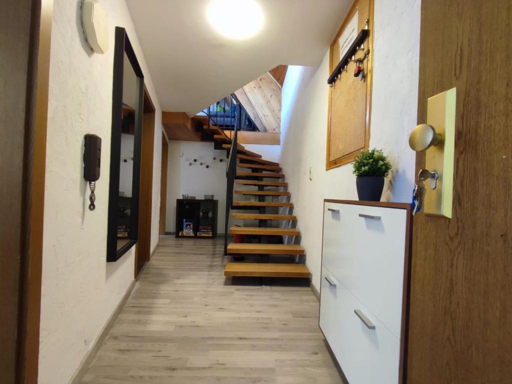 a hallway with a staircase in a house at FeWo Innenstadt mit Dachterasse, Grill, bis 8 Personen, 3 SZ in Cochem