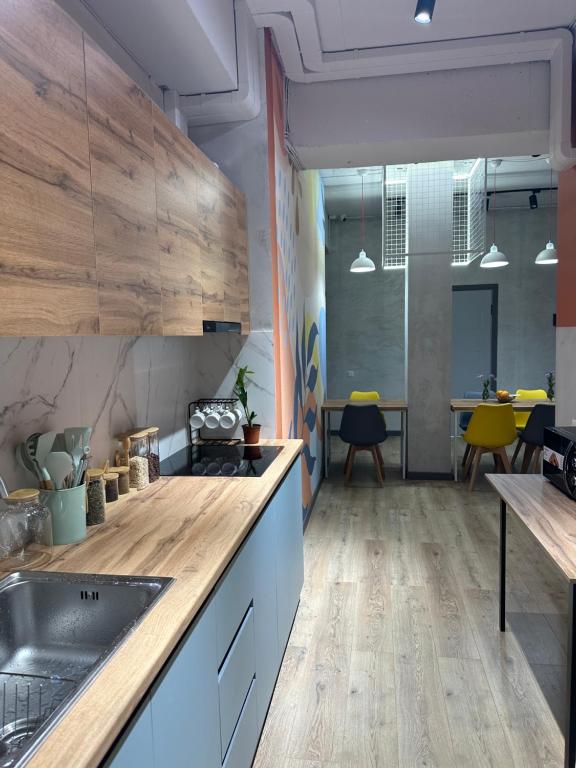 Kuchyň nebo kuchyňský kout v ubytování izzzi hostel
