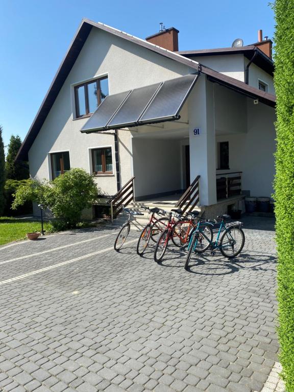 een groep fietsen geparkeerd voor een huis bij Dom Wiktor 