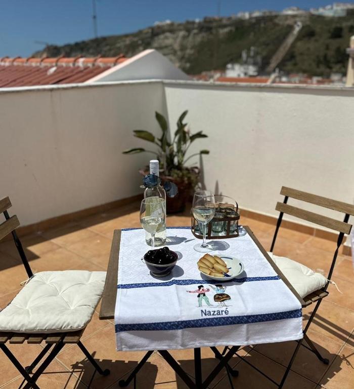 100 meters from the Beach! Rua da Paz Nazaré