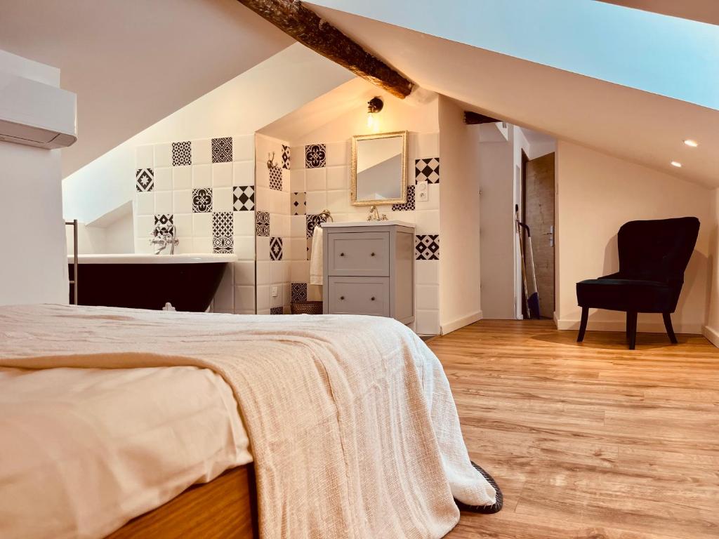 Posteľ alebo postele v izbe v ubytovaní PEPITES BASTIAISES VATTA Appartement Roof Top Jacuzzi Vue Vieux Port