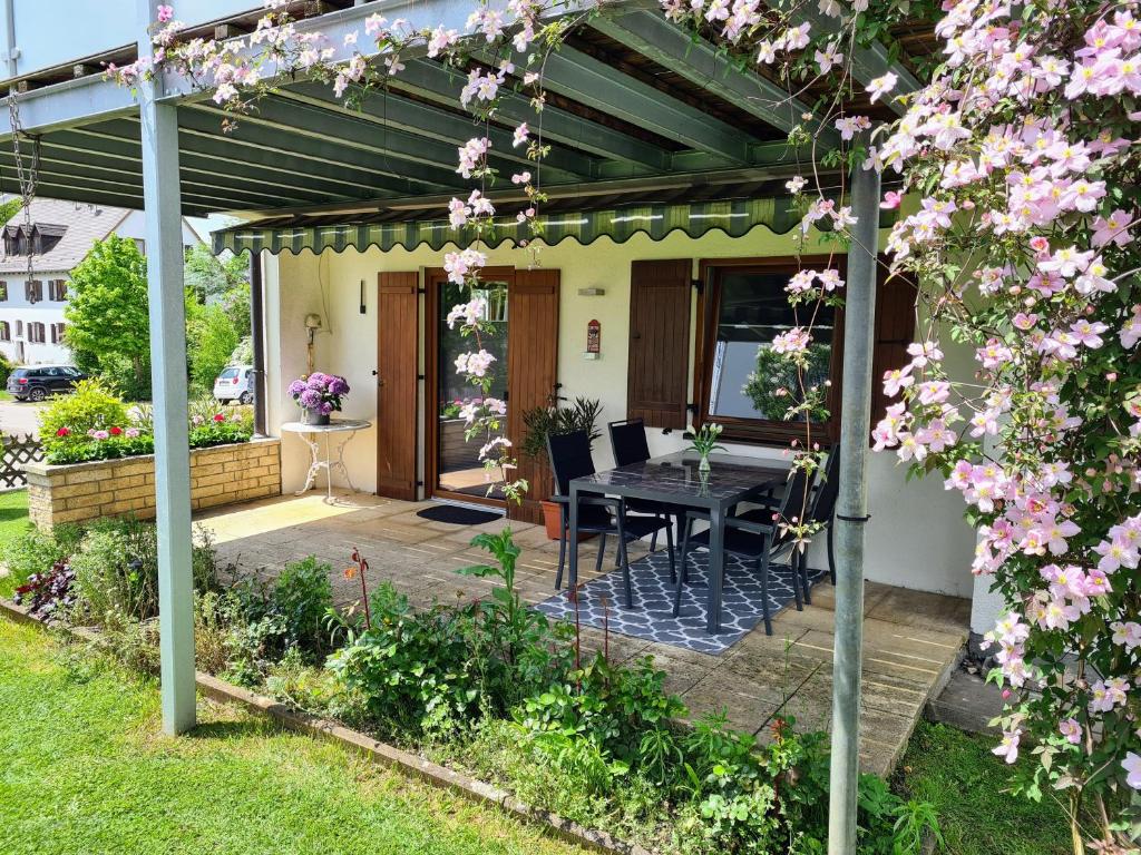 Κήπος έξω από το Seenahe Gartenwohnung in Schondorf