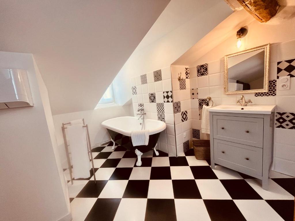 Kúpeľňa v ubytovaní PEPITES BASTIAISES VATTA Appartement Roof Top Jacuzzi Vue Vieux Port