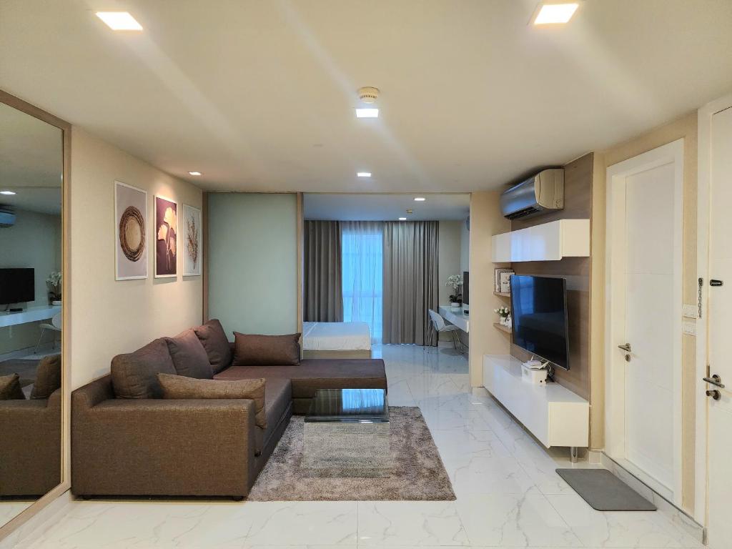 Condominium Sukhumvit Soi 5 - BTS Nana- Room Size 47m2 في Makkasan: غرفة معيشة بها أريكة وتلفزيون