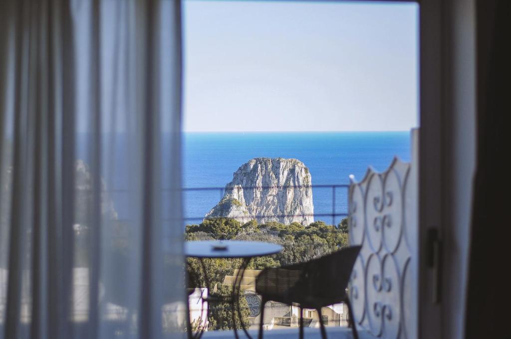 Habitación con ventana y vistas al océano. en Regina Cristina, en Capri