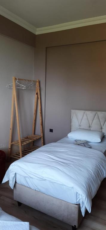 Postel nebo postele na pokoji v ubytování AKDAĞ KEMER OTEL