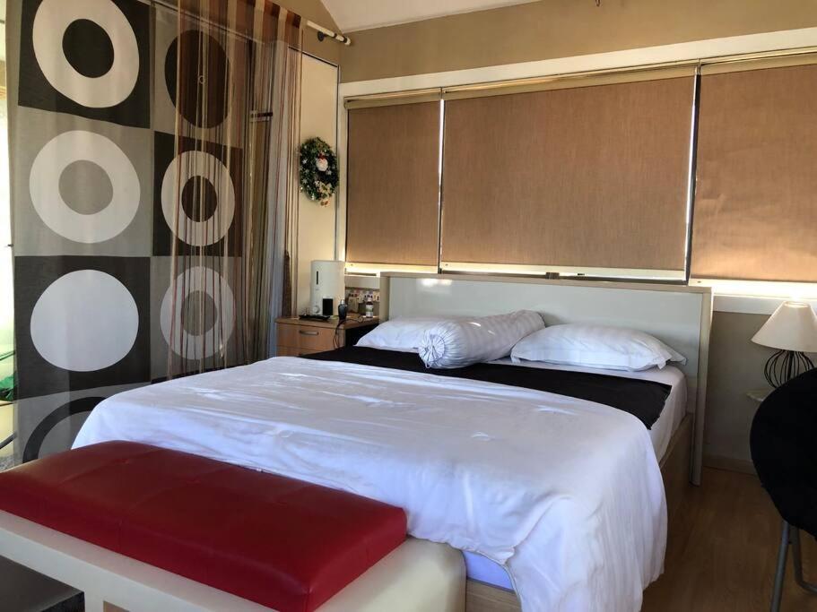 1 Schlafzimmer mit 2 Betten und einer roten Bank in der Unterkunft Mitra @Guesthouse B28-S in Batam Center