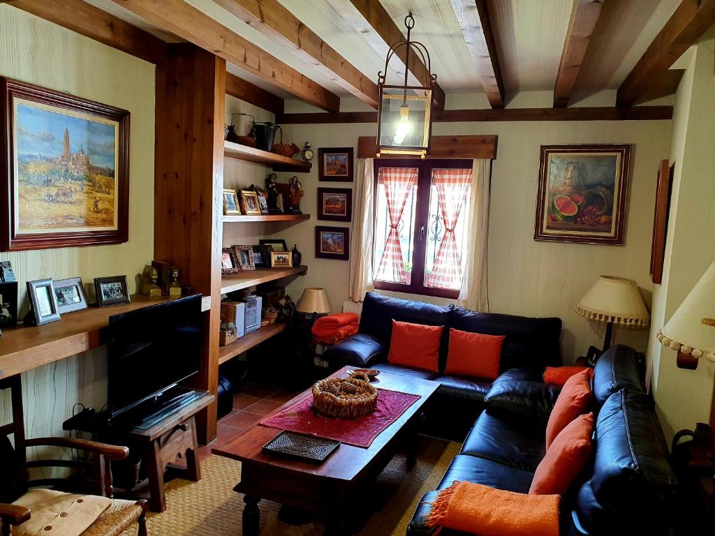 a living room with a couch and a table at El lagar de Lolo in Hontanares de Eresma