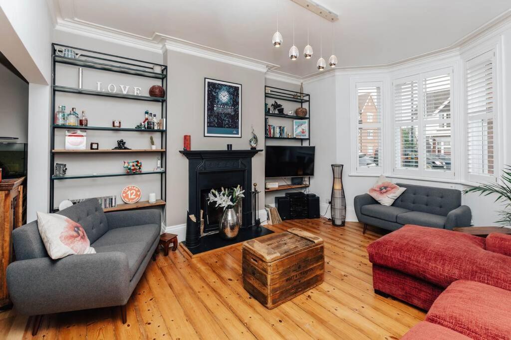 uma sala de estar com dois sofás e uma lareira em Henley Gardens em Henley on Thames