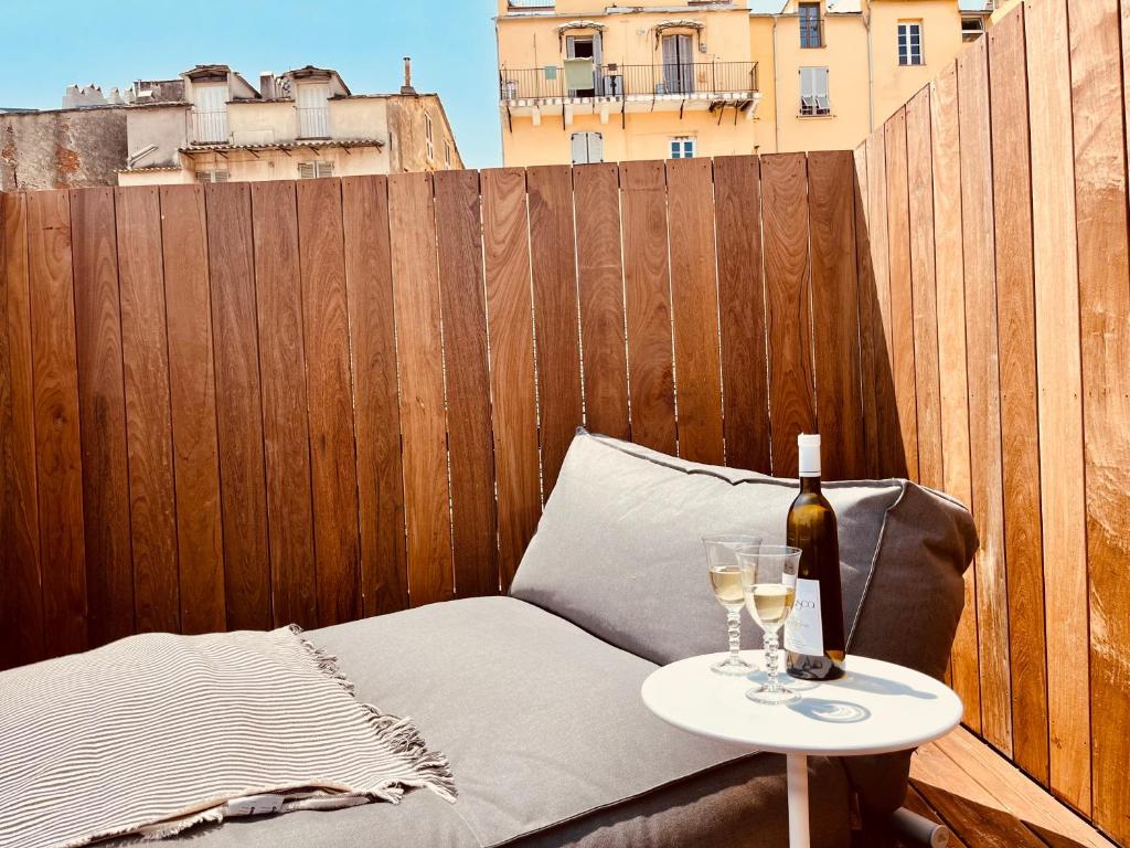 Balkón alebo terasa v ubytovaní PEPITES BASTIAISES VATTA Appartement Roof Top Jacuzzi Vue Vieux Port