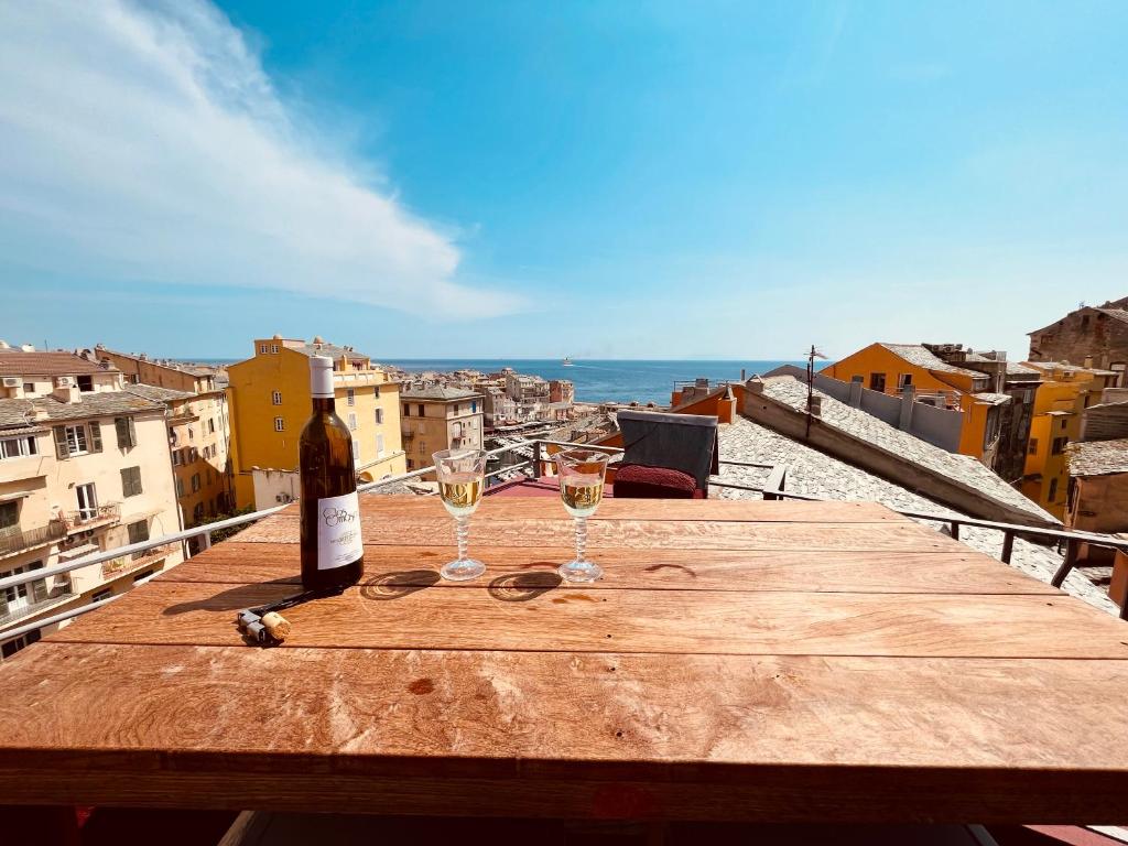 Nápoje v ubytovaní PEPITES BASTIAISES VATTA Appartement Roof Top Jacuzzi Vue Vieux Port