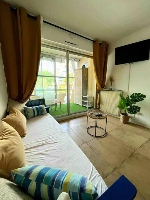 TV a/nebo společenská místnost v ubytování Studio loggia 80m de la mer