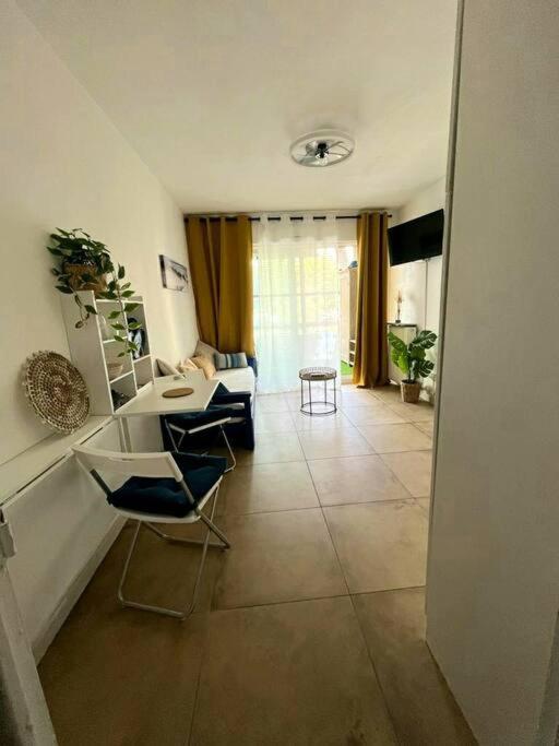 TV a/nebo společenská místnost v ubytování Studio loggia 80m de la mer