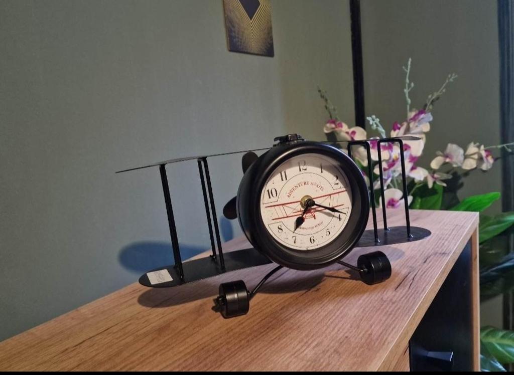 um relógio preto sentado em cima de uma mesa em Apartament Central Traian Moșoiu , Parcare proprie em Cluj-Napoca