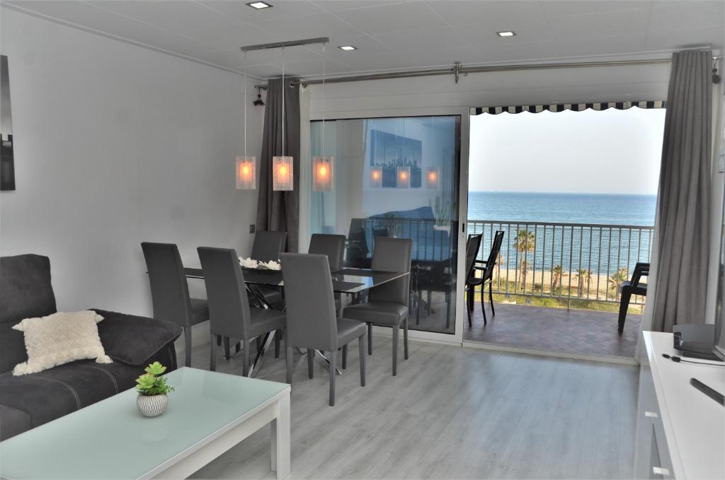 salon ze stołem i widokiem na ocean w obiekcie fantasticas vistas a mar w mieście Pineda de Mar