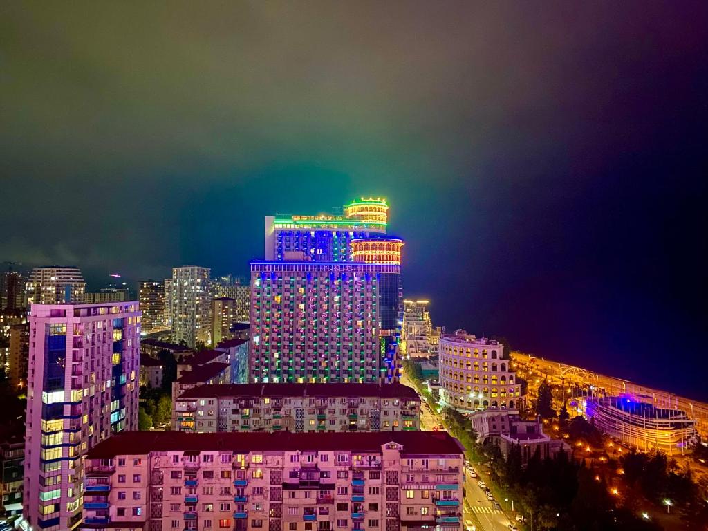 Nespecifikovaný výhled na destinaci Batumi nebo výhled na město při pohledu z aparthotelu