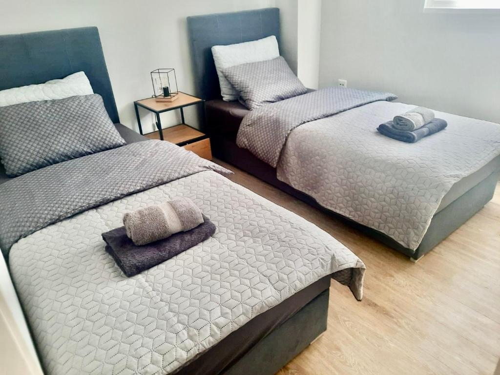 um quarto com duas camas com toalhas em APARTAMENTO A 30 METROS DEL MAR !!! GUARDAMAR DE La SAFOR em Daimuz