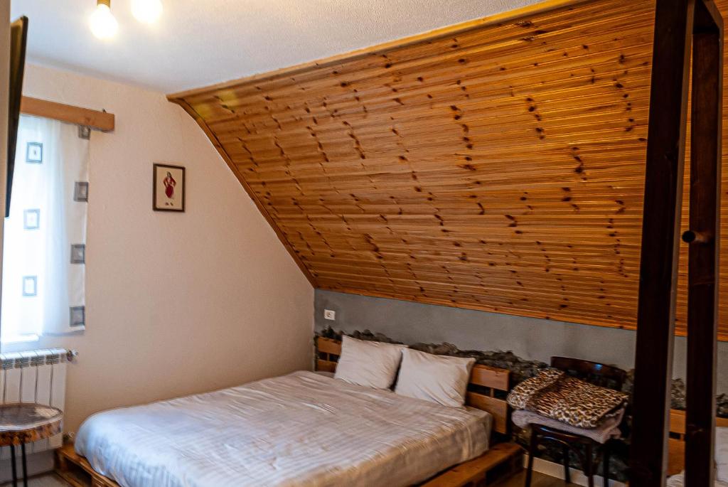 Een bed of bedden in een kamer bij N'konak Guesthouse