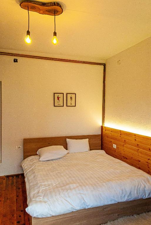 Een bed of bedden in een kamer bij N'konak Guesthouse