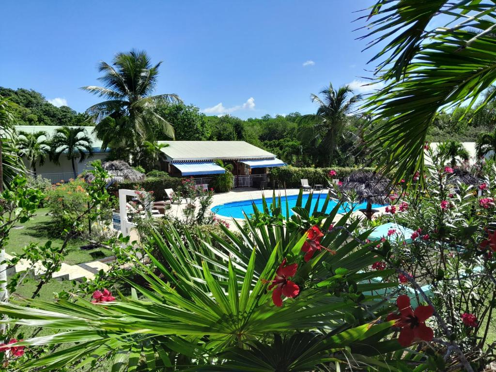 a view of the pool at the resort at Au Village de Menard in Saint-Louis