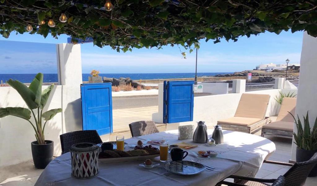 GuatizaにあるCasa Helena del Marの海の景色を望むダイニングテーブル