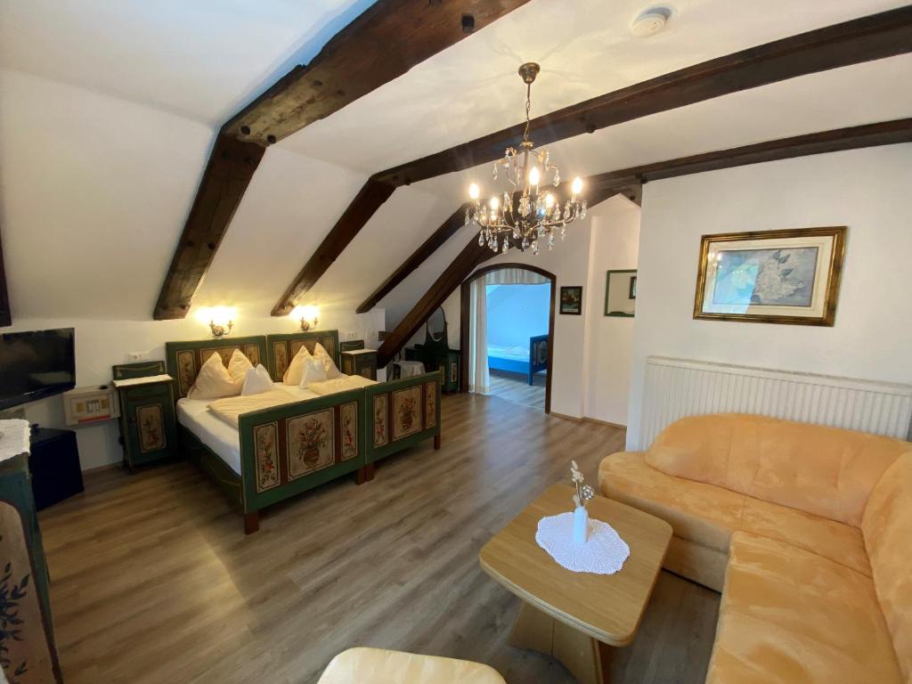 Televiisor ja/või meelelahutuskeskus majutusasutuses Hotel Nikolasch