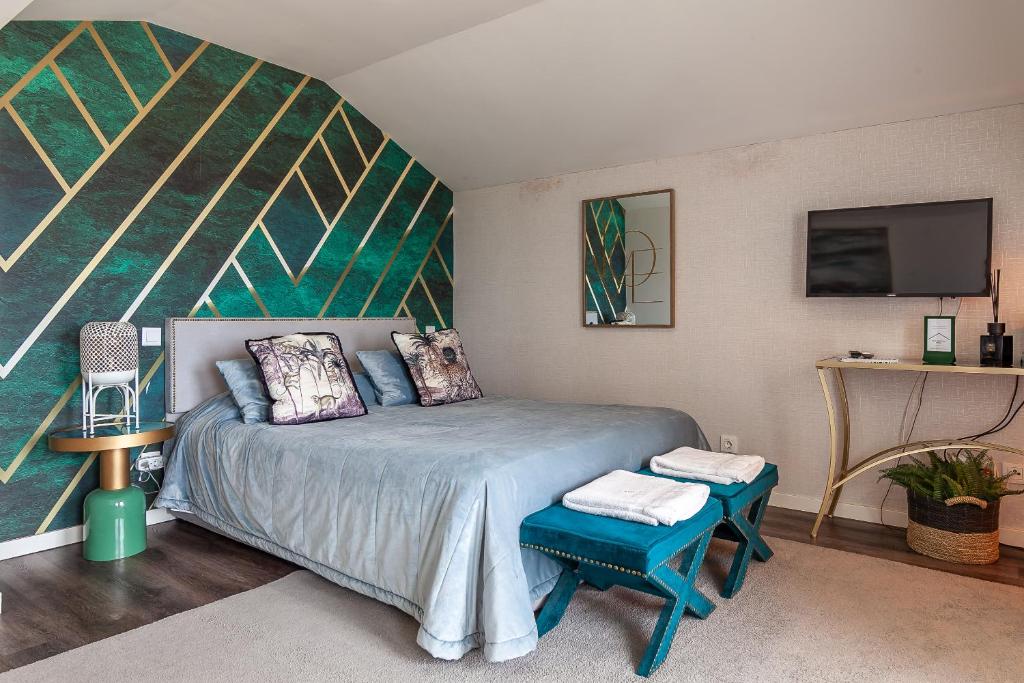 um quarto com uma cama com um quadro na parede em Urbana Homes by Home Sweet Home Aveiro em Aveiro