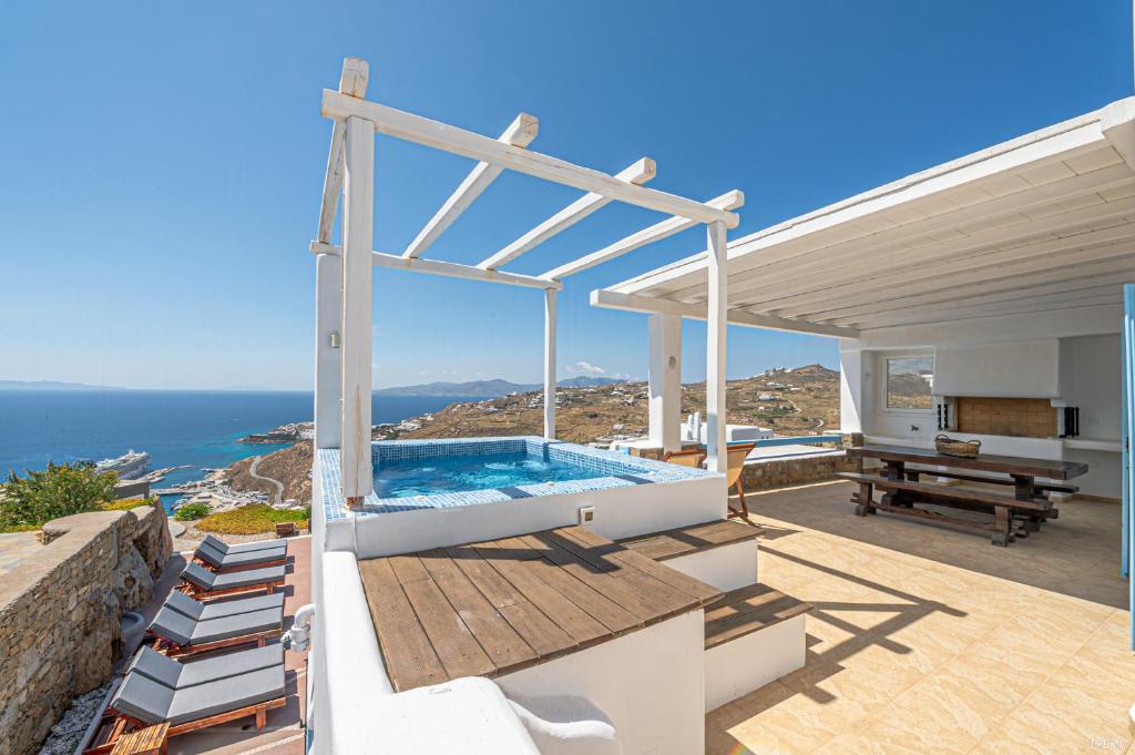 eine Villa mit einem Pool auf einer Terrasse in der Unterkunft Manolia View Mykonos in Tourlos