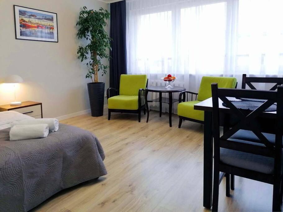 - une chambre avec un lit, une table et des chaises dans l'établissement Samodzielne 3-pokojowe mieszkanie blisko plaży, à Ustka