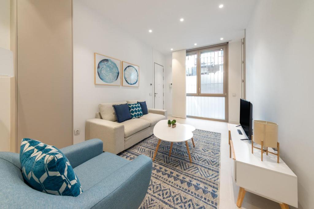 sala de estar con sofá y mesa en 2 bedrooms 2 bathrooms furnished - Delicias - modern- MintyStay en Madrid