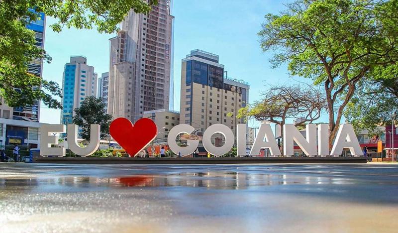 a sign in a city with a red heart at Hostel Bimba Goiânia - Unidade 01 in Goiânia