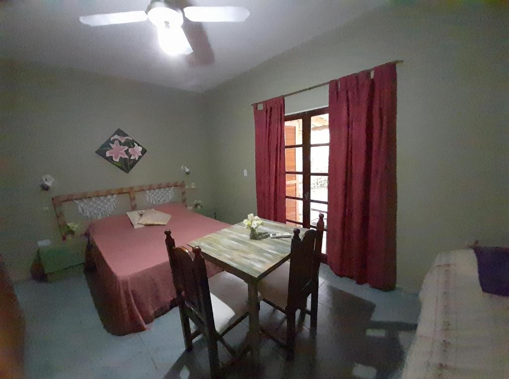 1 dormitorio con mesa, cama y ventana en Oliva Petit Swite en La Rioja