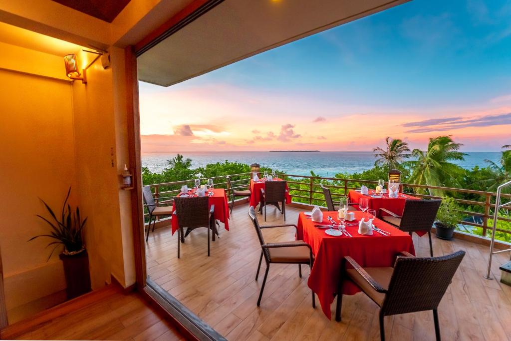 un ristorante con vista sull'oceano di Vilu Thari Inn Maldives a Mahibadhoo