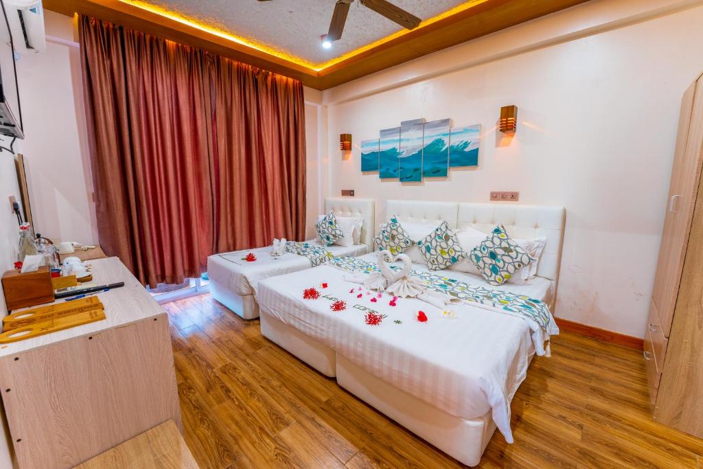 Postel nebo postele na pokoji v ubytování Vilu Thari Inn Maldives
