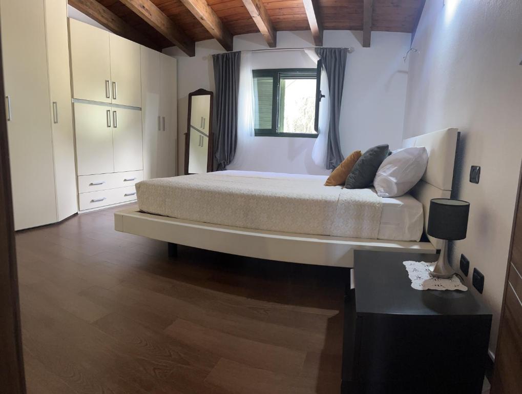 een slaapkamer met een groot bed in een kamer bij Casa Virginia in Maracalagonis