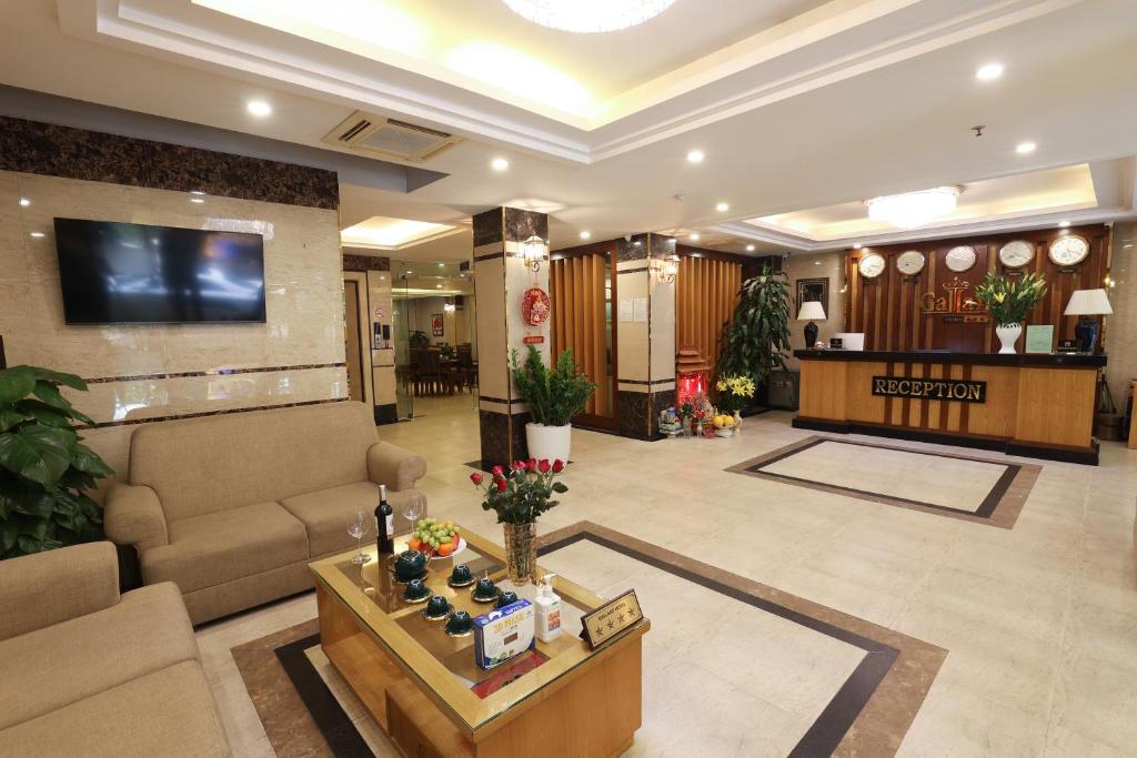TV a/nebo společenská místnost v ubytování Gallant Hotel