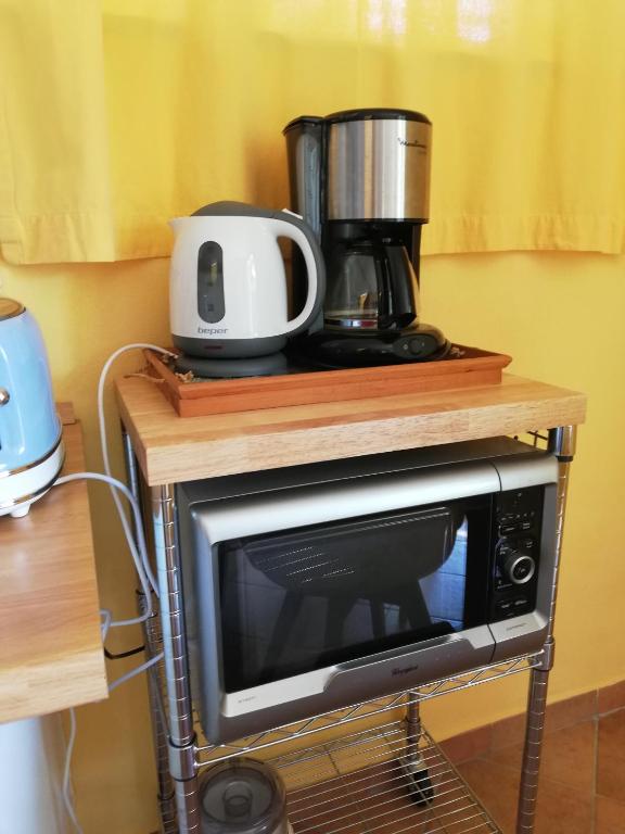 Príslušenstvo na prípravu kávy alebo čaju v ubytovaní Ariadimare guest house