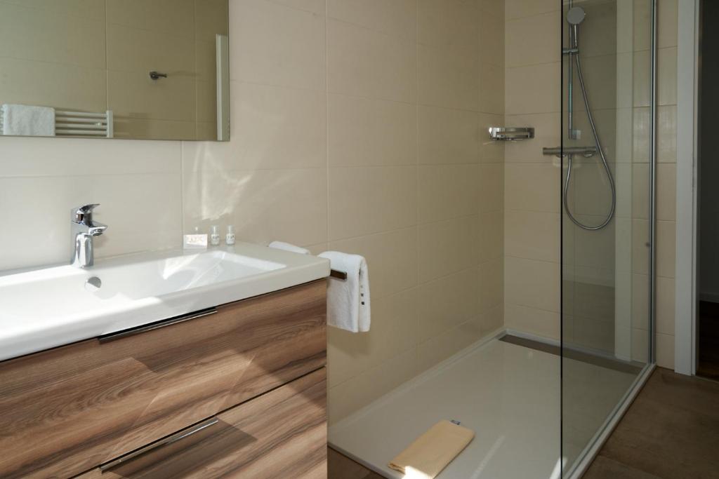 A bathroom at Appartements am See