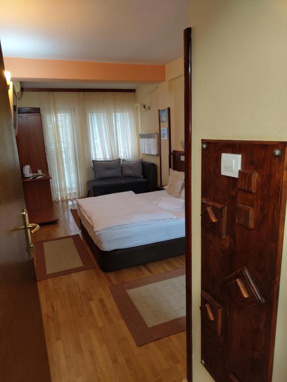 En eller flere senge i et værelse på Hotel Kapistec Skopje