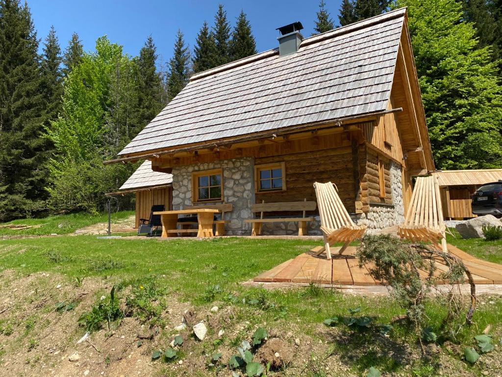 Srednja Vas v Bohinju的住宿－Lovely Cottage in a mountain wilderness of the National Park，小木屋前方设有两把椅子
