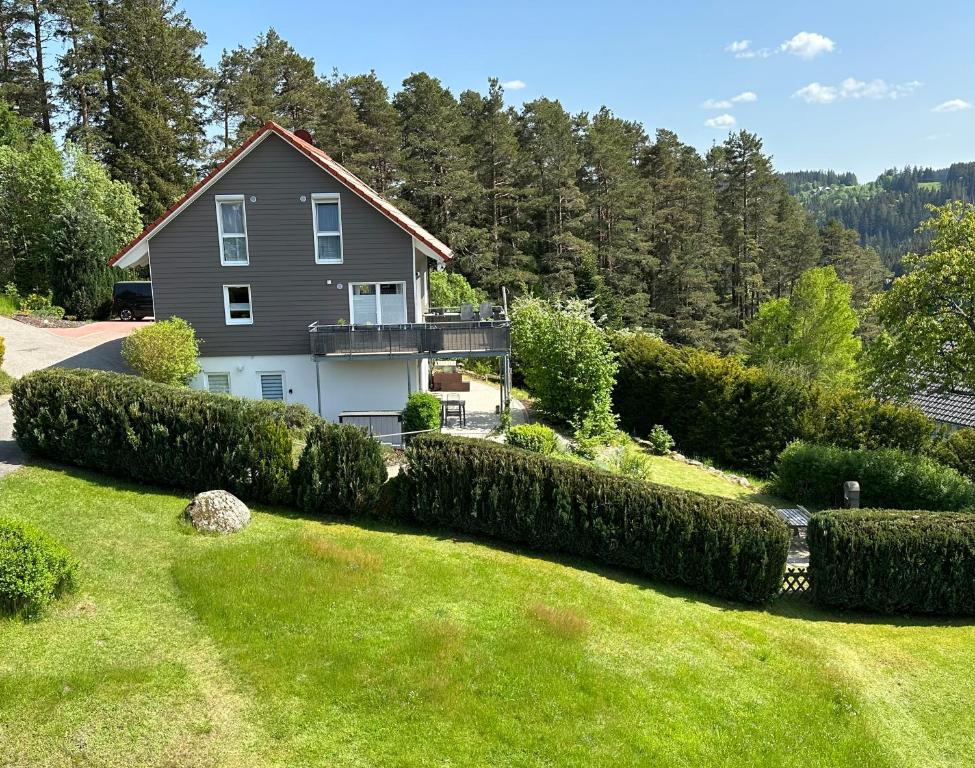 een huis met heggen voor een tuin bij Sonneck Schonach in Schonach