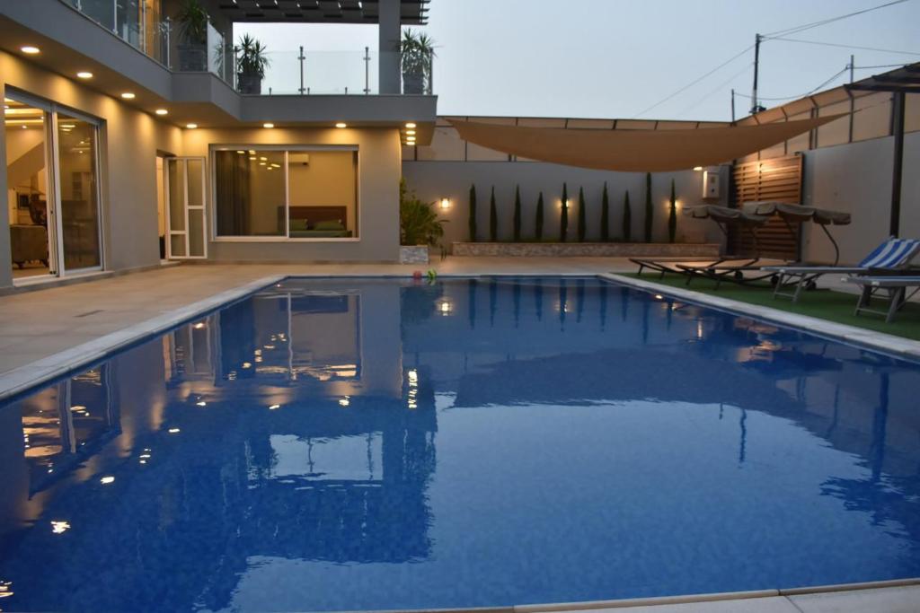 een zwembad in de achtertuin van een huis bij Gloria Chalet in Al Rama