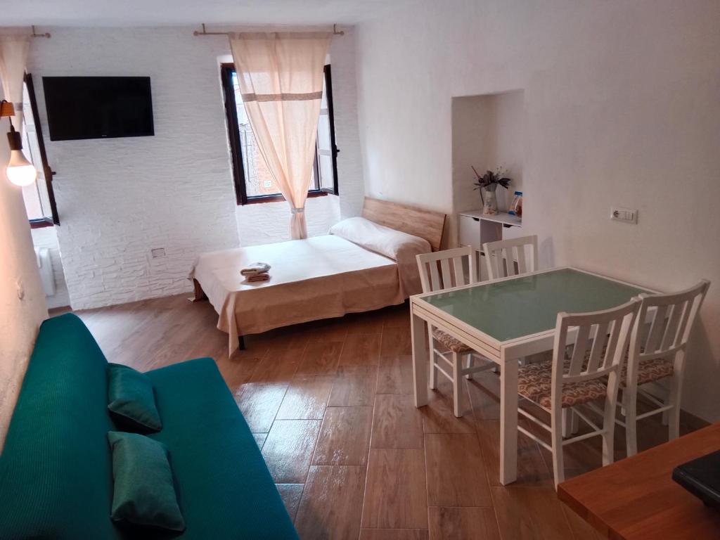 アルゲーロにあるAlghero d'Estateのソファとテーブルのあるリビングルーム