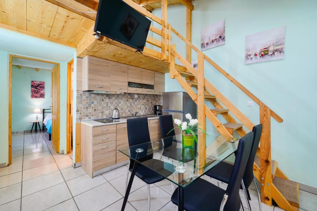 A kitchen or kitchenette at Georgios House