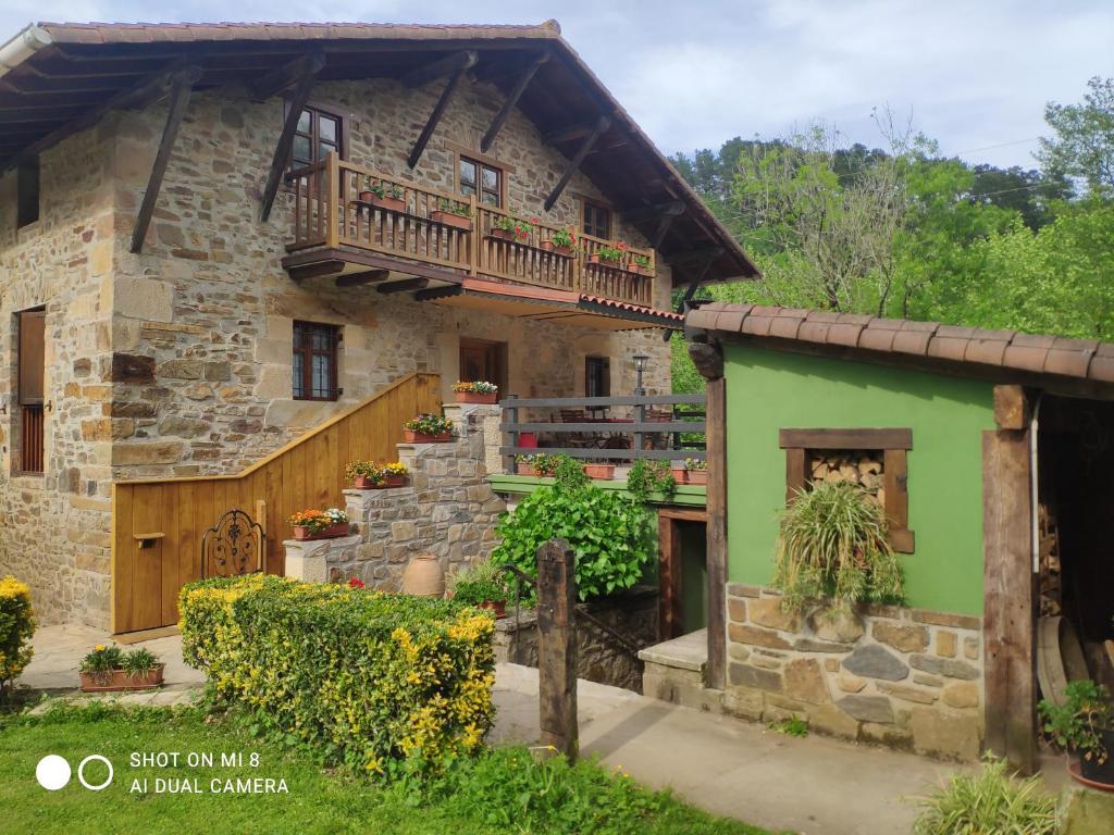 Casa de piedra antigua con balcón en Golliber Baserrie, en Areatza